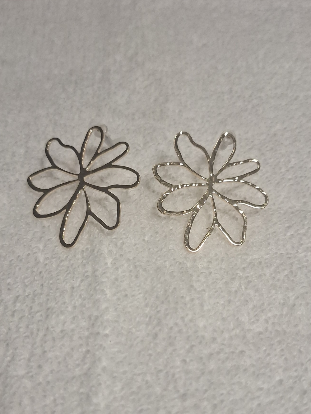 Delicate Silver Floral Outline Stud Earrings - Silver